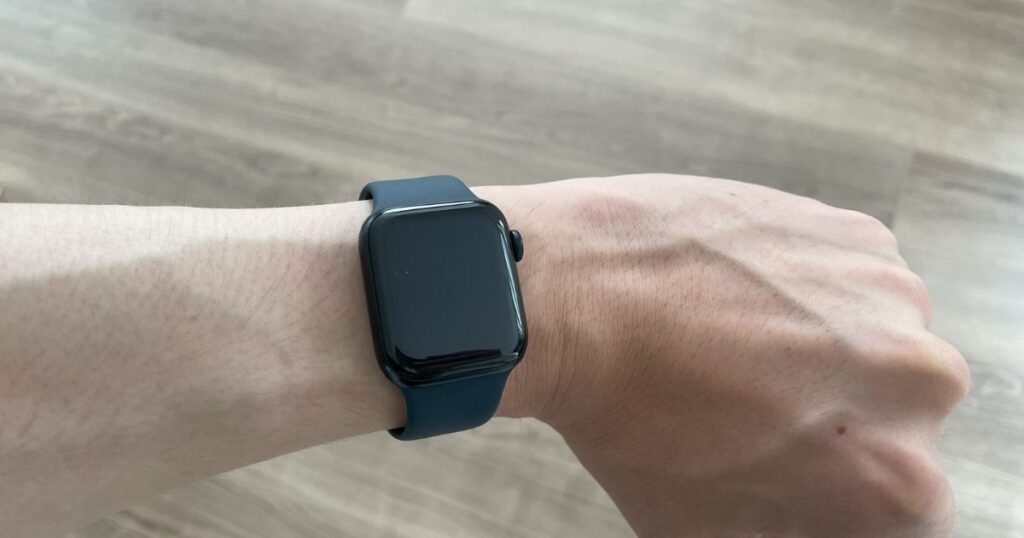 Apple Watch SEのサイズに迷う男性は小さい方がおすすめ【40mmを 